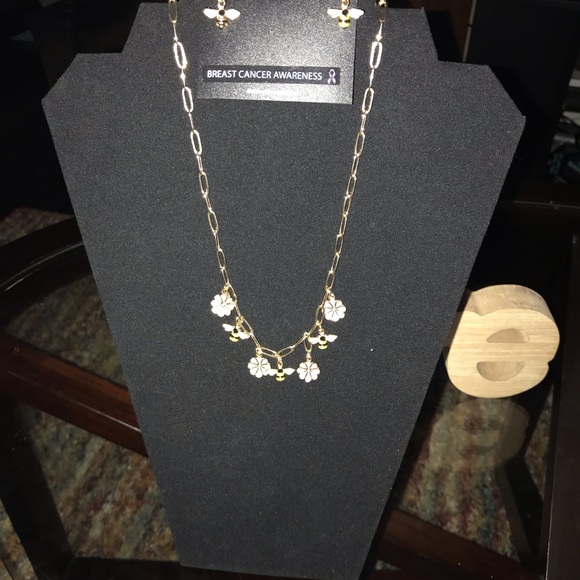 Gold Queen Bee Earrings & Necklace set - Picture 3 of 4